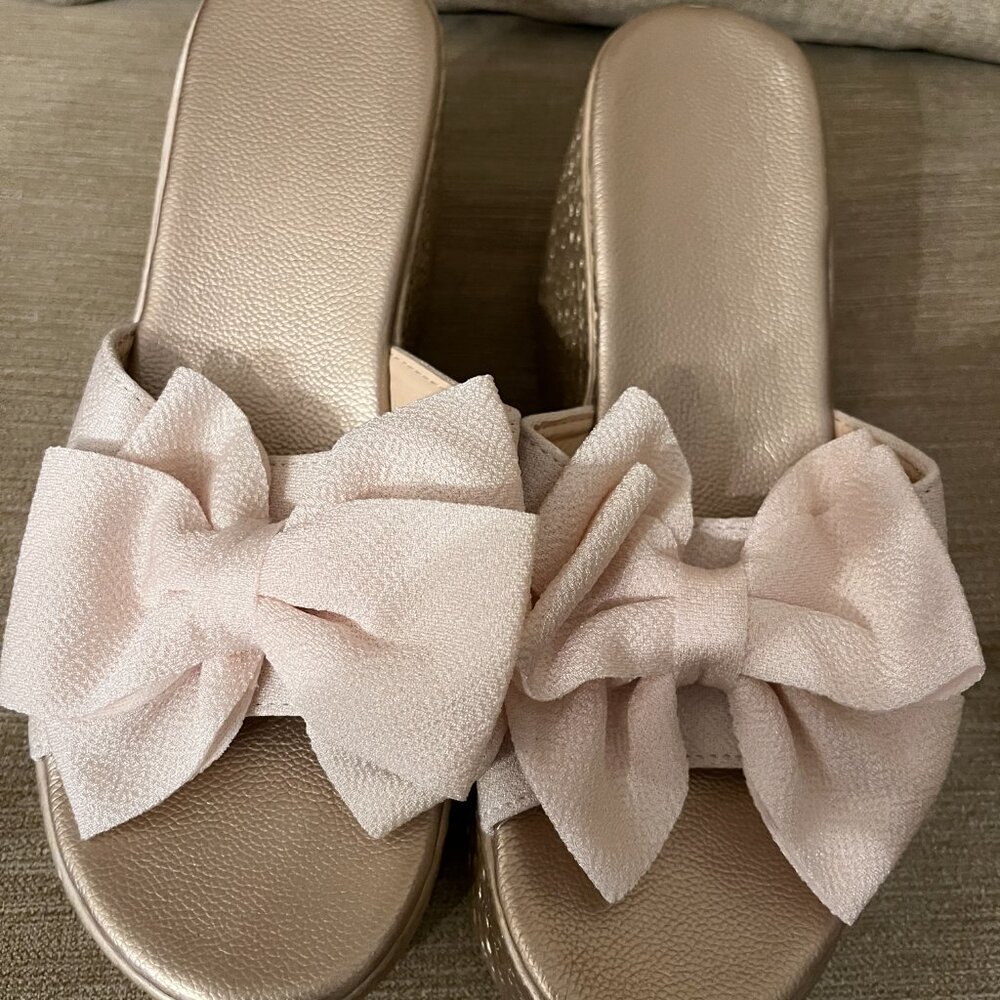 Gold Platform Wedge Lightweight Slides with Bow – Size 38 (US‎ 7.5–8) ✨